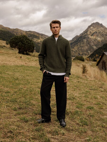 James - Earthy Knit Outdoor Look