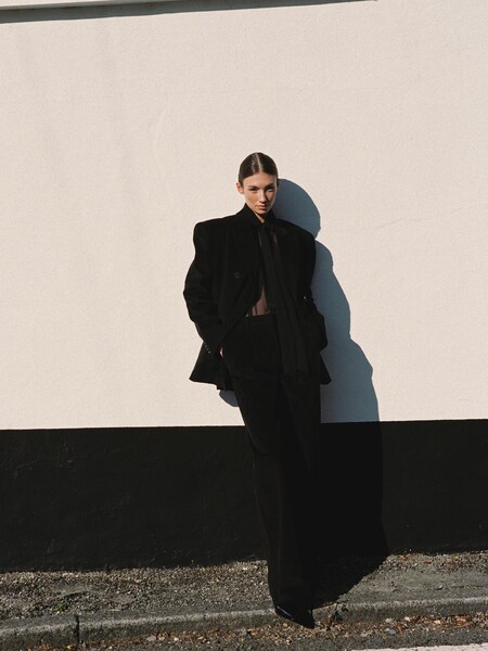 Lorena Rae - All Black Business Stylish Look