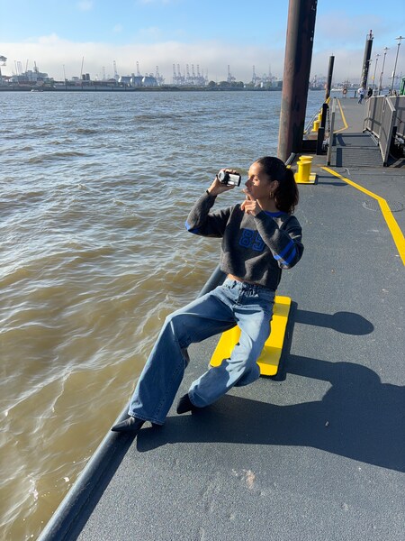 Charlotte - Strick Pullover And Jeans Look