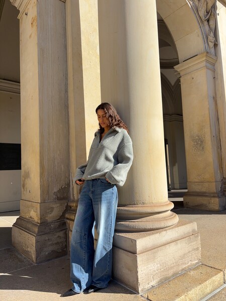 Charlotte - Teddy Sweater And Jeans Look