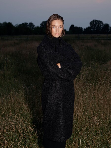 Lorena Rae - Comfy Black Coat Look by RÆRE