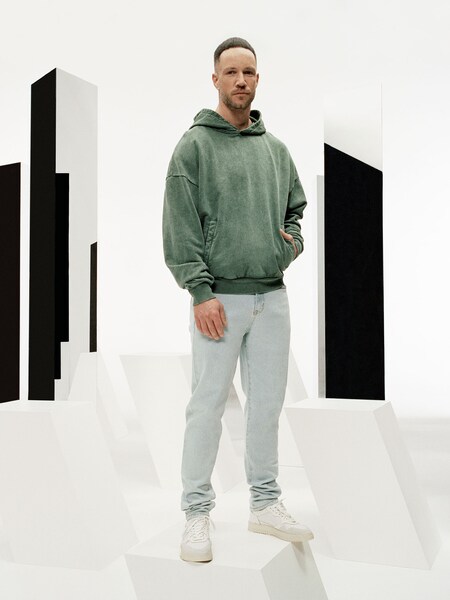 Daniel Fuchs - Comfy Hoodie Look by DAN FOX APPAREL