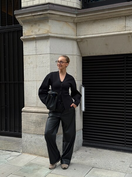 Marla - Black Leather Pants Look