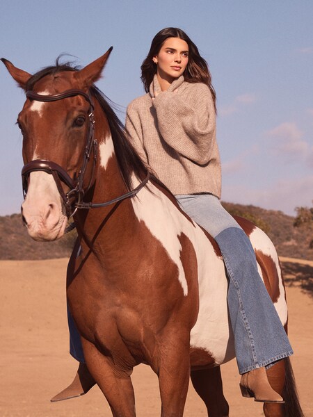 Kendall Jenner - Comfy Country Girl Look
