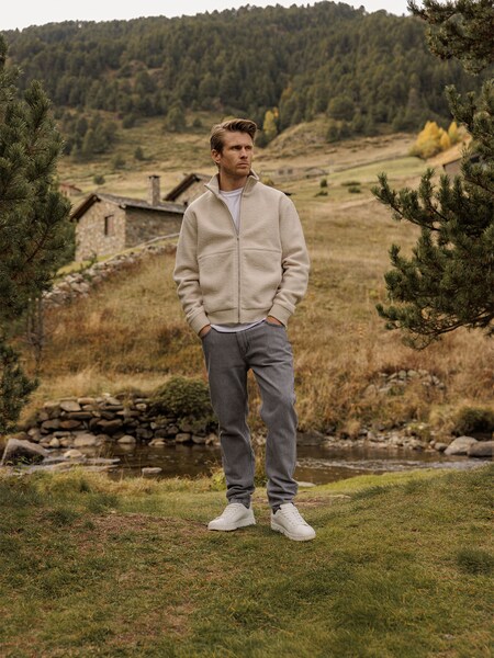 James - Neutral Outdoor Zip-up Look