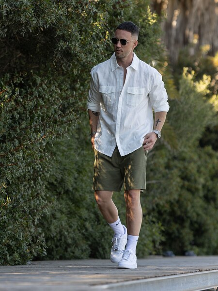 Daniel Fuchs - Minimalistic Khaki White Look by DAN FOX APPAREL