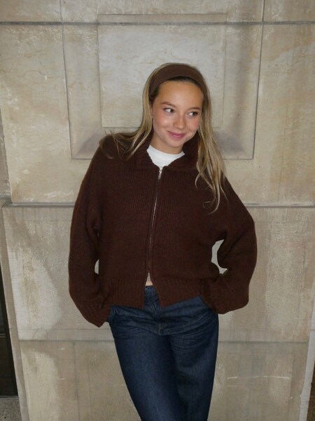 Emily - Brown Jacket And Jeans Look