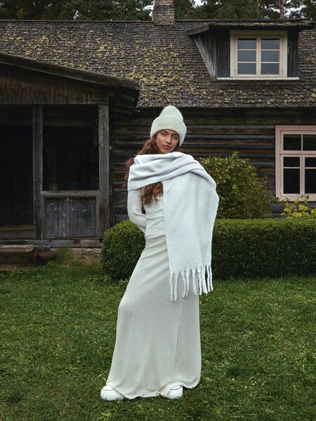 Laiqah - All White Knit Look