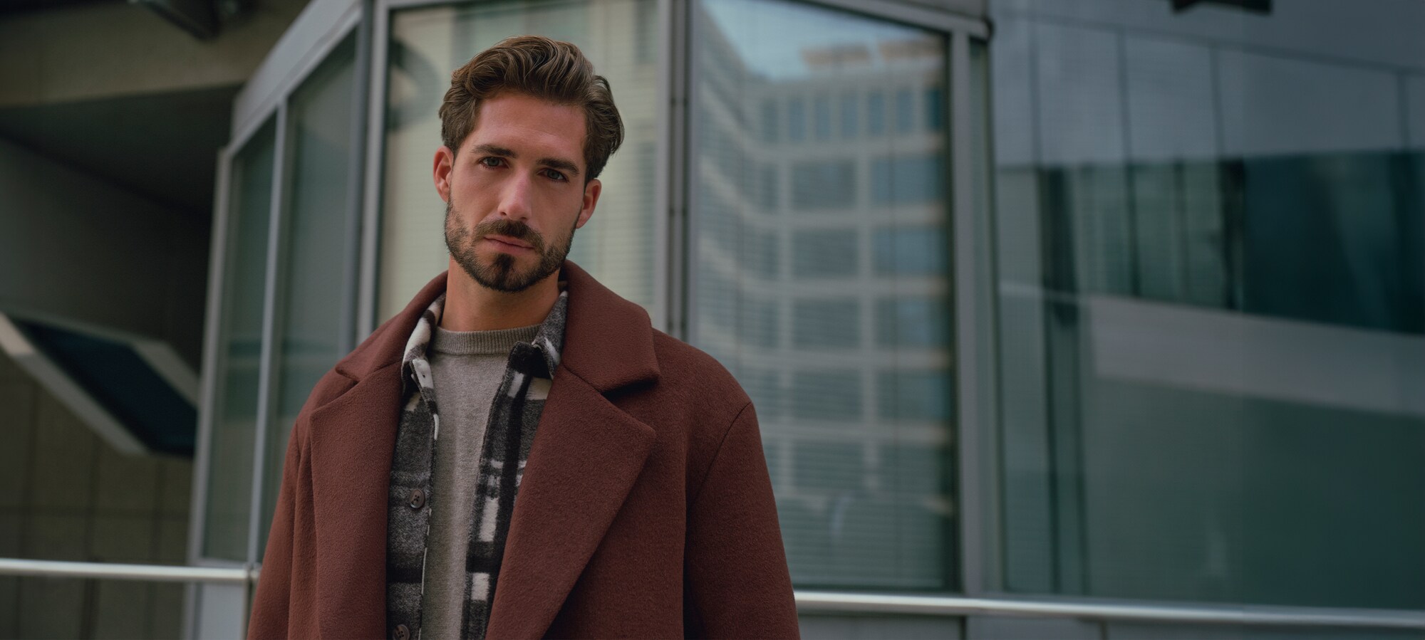 Didelis miestas, ramus kampelis Kevin Trapp co-created by ABOUT YOU