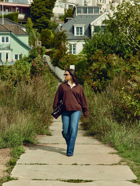 Amira Aly - Brown Sweater With Jeans Look