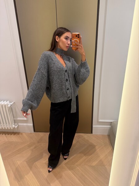 Andrea Trgovčević - Grey Sweater With Scarf Mirror Look