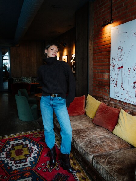 Laura Wontorra - Black Knit Sweater With Jeans Look
