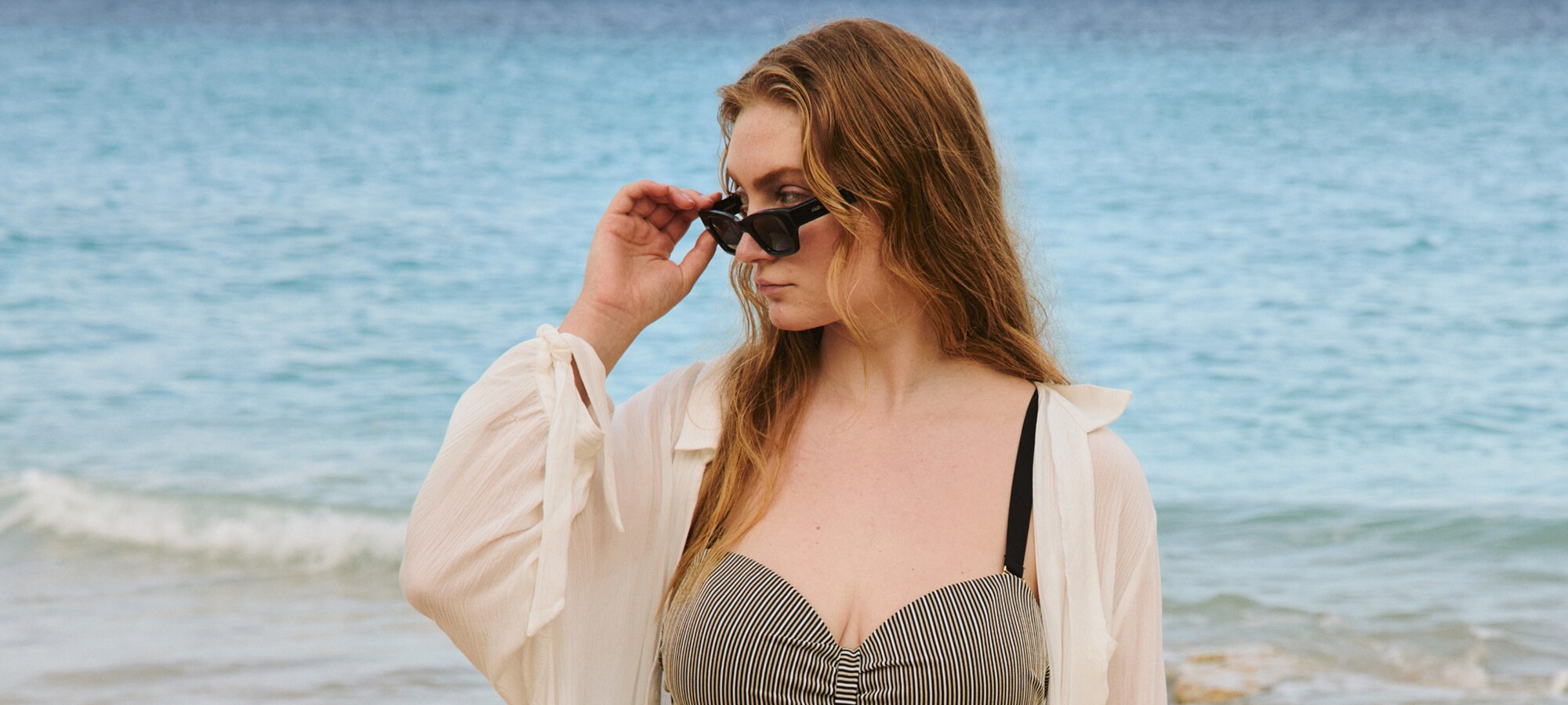 Saulėtų dienų stilius Karšta vasara ir madingi akiniai nuo saulės