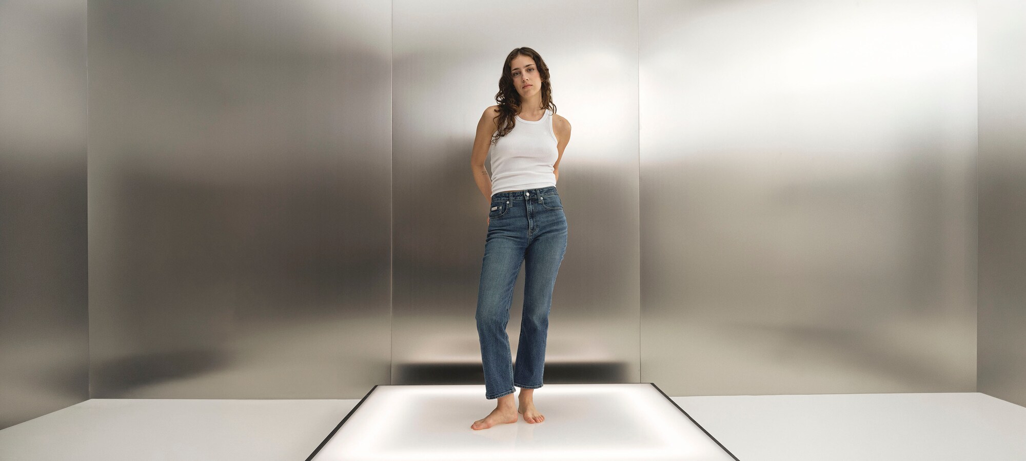 Siluetas, kurio trokšta jūsų spinta Siaurėjantys džinsai: kur judėjimas dera su stiliumi