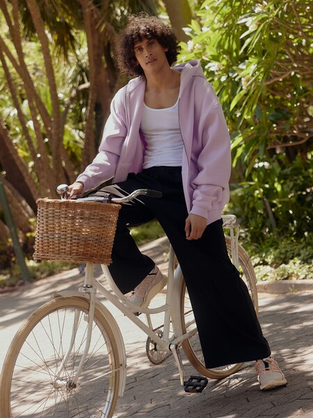 Liam C. - Casual Lilac Sweat Look