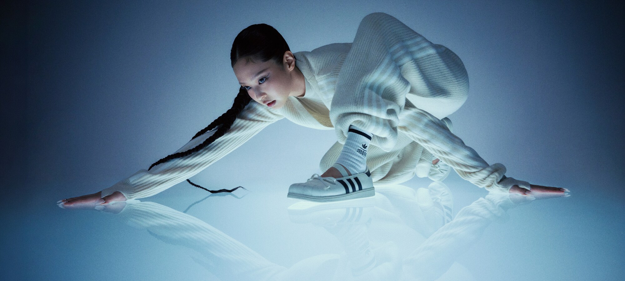 Funkcinis grakštumas adidas Originals by JENNIE