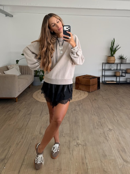 Kamila Šikl - Comfy Grey Sweater Look