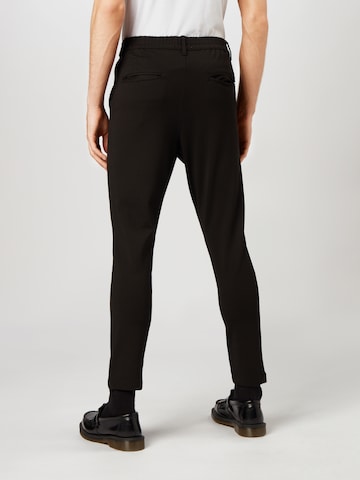 Coupe slim Pantalon à plis Kronstadt en noir