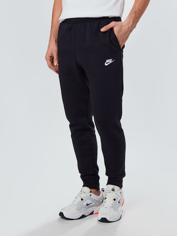 Nike Sportswear Tapered Παντελόνι 'Club Fleece' σε μαύρο: μπροστά