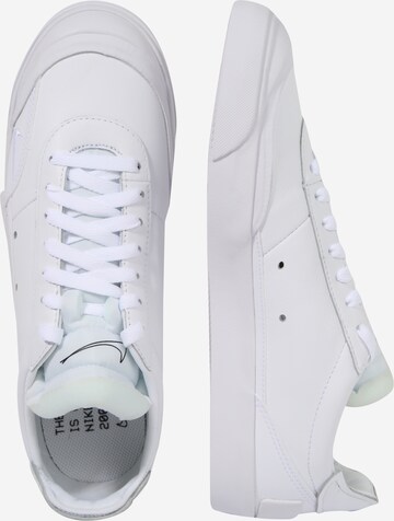 Baskets basses 'Drop Type' Nike Sportswear en blanc