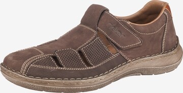 Chaussure basse Rieker en marron : devant