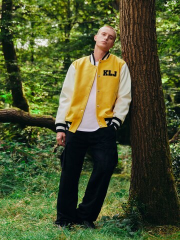 Yellow Varsity Streetstyle Look