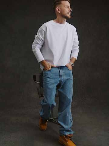 White Long Sleeve Jeans Look