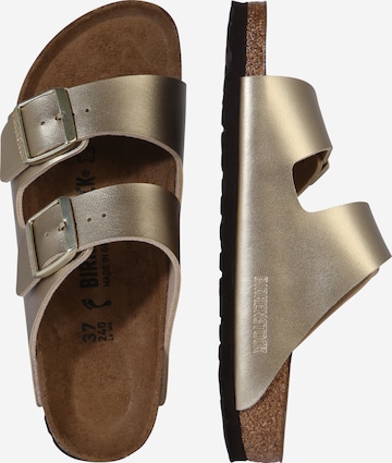 BIRKENSTOCK Pantoletter 'Arizona' i guld