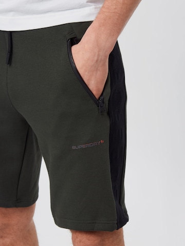 regular Pantaloni 'Urban Tech' di Superdry in verde