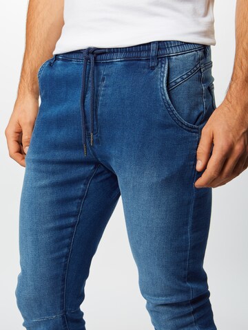 Urban Classics Tapered Jeans in Blau