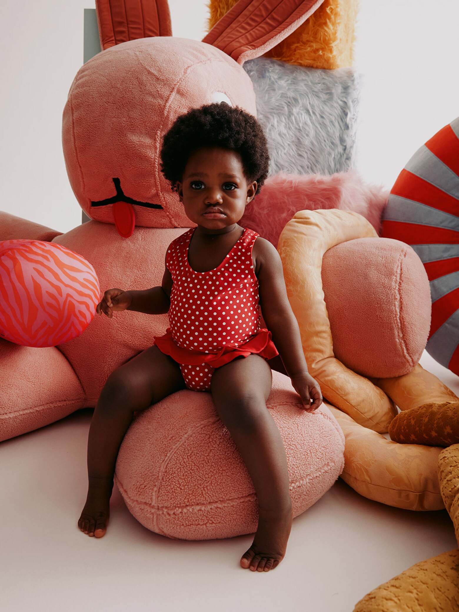 Amusez-vous à éclabousser votre tout-petit La journée piscine de bébé