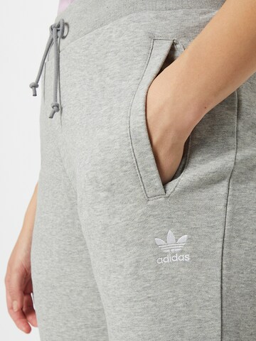 ADIDAS ORIGINALS Tapered Broek in Grijs