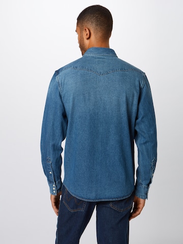 WRANGLER - Ajuste regular Camisa en azul: atrás