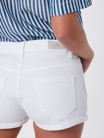 LTB Regular Shorts 'Judie' in Weiß