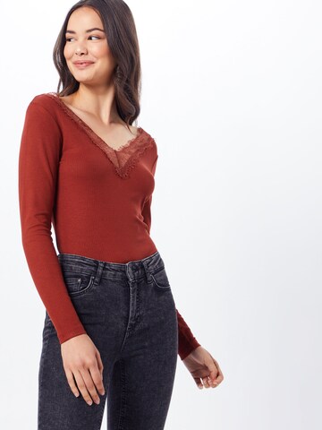 ABOUT YOU Shirt 'Maithe' in Rood: voorkant