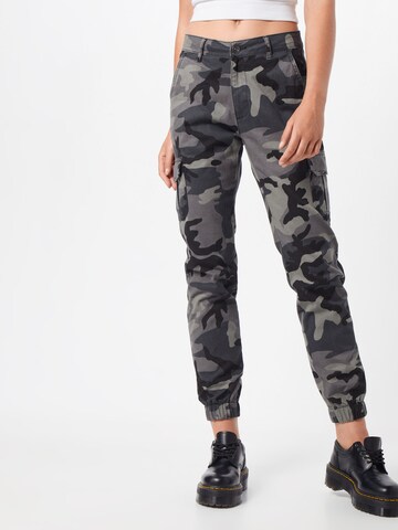 Effilé Pantalon cargo Urban Classics en gris : devant