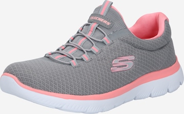 SKECHERS Slip on -tennarit 'Summits' värissä harmaa: edessä