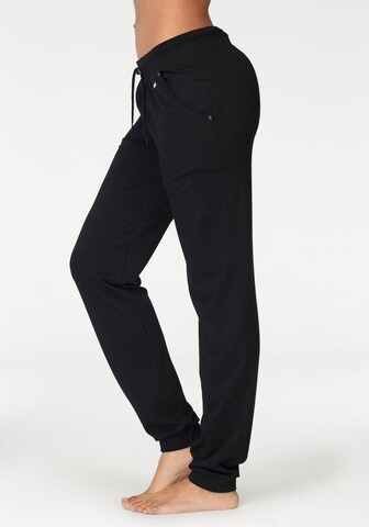 LASCANA Tapered Relaxhose in Schwarz