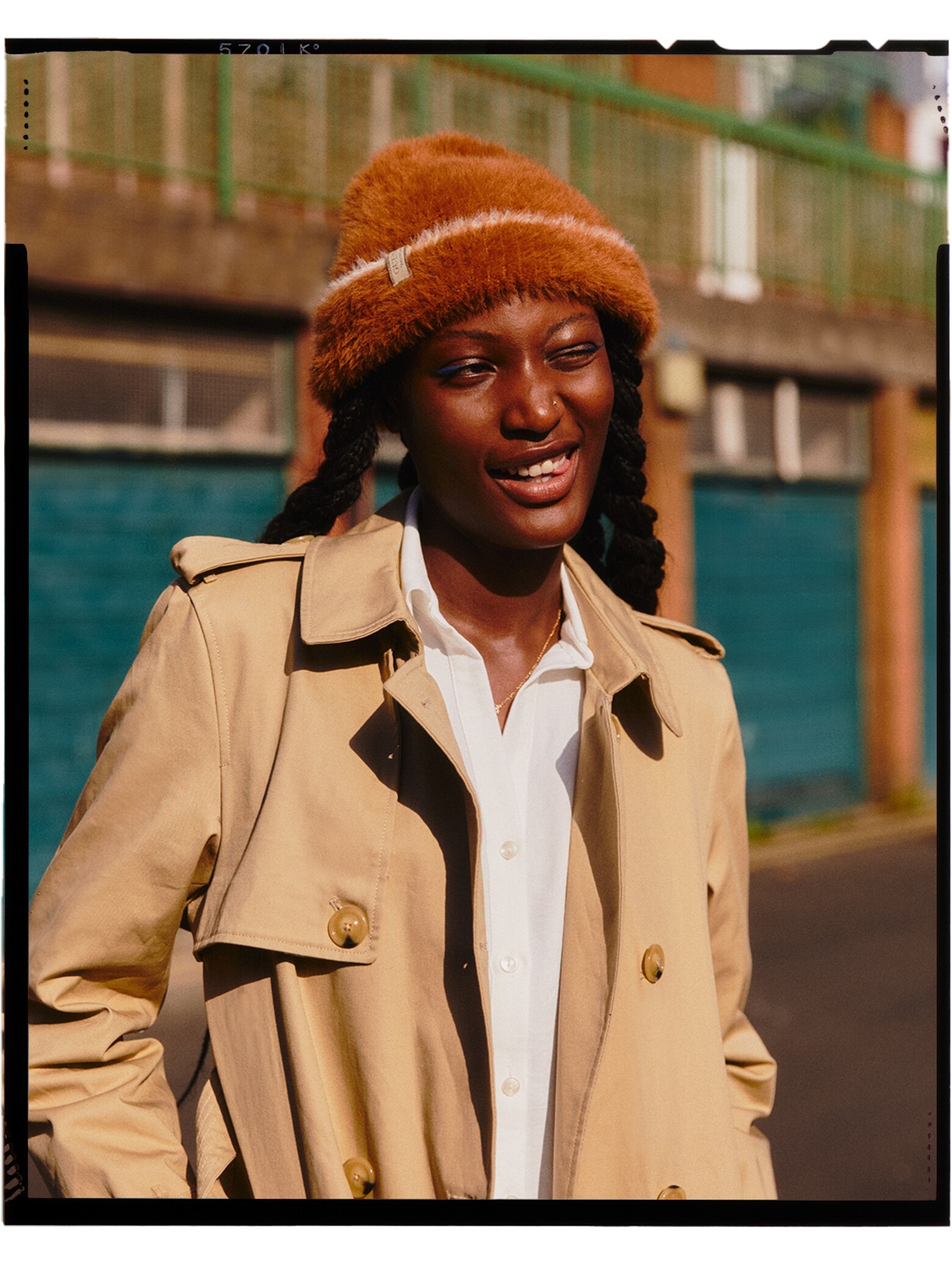 Mopesola - Classic Chic Trenchcoat Look