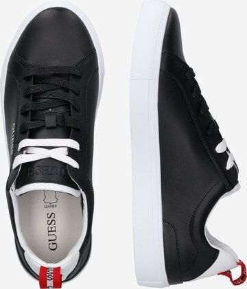 Baskets basses 'Luiss' GUESS en noir : sur le côté