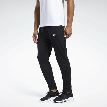 Effilé Pantalon de sport Reebok en noir : devant