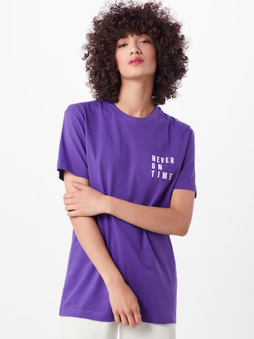 Merchcode - Camisa 'Never On Time' em roxo: frente