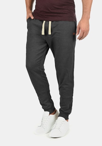 Effilé Pantalon 'Tilo' BLEND en gris : devant