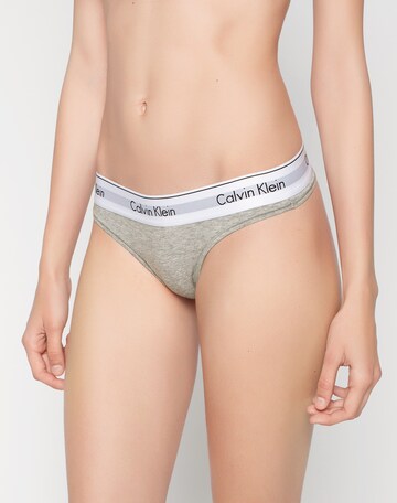 Calvin Klein Underwear Стринги в Серый: спереди
