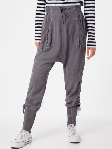 Cream Tapered Trousers 'Nanna' in Grey: front