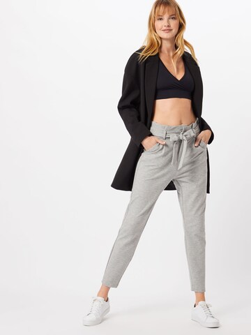 Slimfit Pantaloni con pieghe 'VMEVA' di VERO MODA in grigio