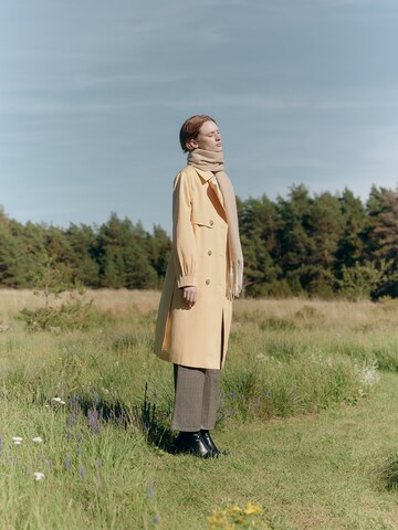 Posh Pastel Yellow Trenchcoat Look