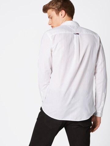 Coupe regular Chemise Tommy Jeans en blanc : derrière