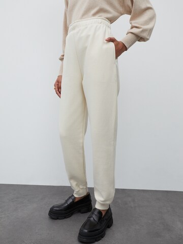 EDITED Tapered Broek 'Riley' in Wit: voorkant