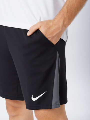 Regular Pantaloni sport de la NIKE pe negru